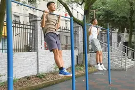 分数专业宿舍都相同，双胞胎兄弟专门穿不同颜色衣服来报到