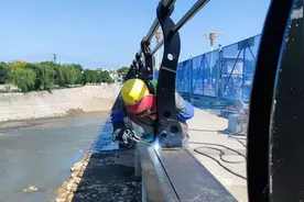 安阳桥新护栏：有新意更有“心”意图片