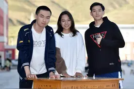 在这张旧书桌前，他们用青春答一道题——复旦大学研究生支教团23年扎根宁夏王民中学纪实图片