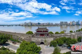 湖北襄阳：蓝天白云映古城图片