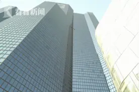 187米！法国“蜘蛛人”徒手爬楼 还带3个小伙伴图片