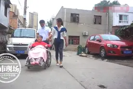 女孩打工带着百岁老人，她们关系很特别图片