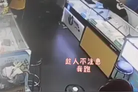 饿了翻垃圾吃！累了睡墙角！17岁网瘾少年昆明抢手机，只为打游戏图片