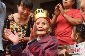 成都长寿老人迎来121岁生日图片