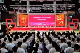 今天，胡歌在上戏开学典礼用3句话总结自己的20年图片