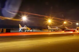 直击！海军航空大学某团飞行学员跨昼夜飞行训练图片