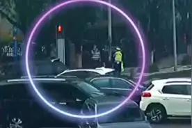 暖心一幕！雨天老人在路口徘徊 他拿出雨衣为她披上……图片