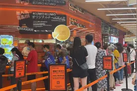 大爷大妈带马扎“强占”网红店，我还能不能正常买个蛋糕？图片
