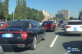 哈市早高峰，一婚礼车队在阳明滩大桥低速行驶，占了两排车道……图片