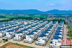 航拍江西古村新居 新建房屋整齐划一图片