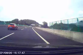 任性变道酿祸端，后车又双叒遭殃！| 覆车之戒图片