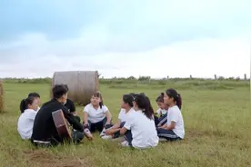 乡村教师改编流行歌曲，用歌声让留守儿童开朗自信