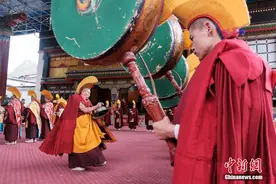 西藏扎什伦布寺举行年度跳神活动图片