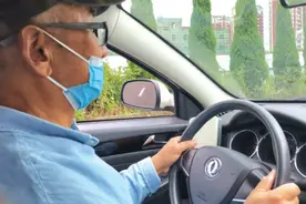 厉害！贵州85岁大爷成功考取驾照，科一到科四都是一次性过关图片