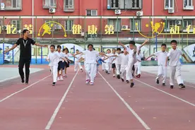 中小学课后服务托管，需避免应付了事 | 新京报快评图片