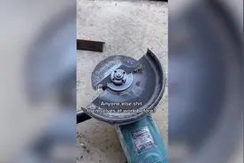 惊险！角磨机切割片砸向男子面部 戳破防护面具图片