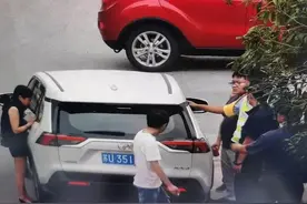 “快帮帮我”！2岁儿子被困车内，父母紧急求救，民警：平时家长千万别这么做图片