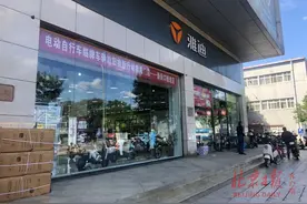 直击超标电动车退市“倒计时”：新车不够卖，车管站上牌排大队图片