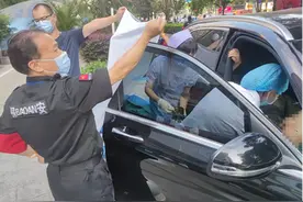 有惊无险！警车开道，产妇在私家车里生下宝宝图片