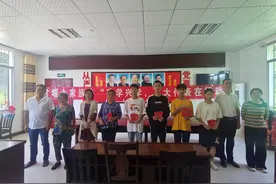 甘堰土家族乡：奖学兴学，人大代表在行动图片