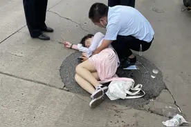 女生骑车受伤倒地，护士暖心全程守护图片