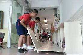 慕了！广州一小学配午休床，拉开就能躺着睡图片