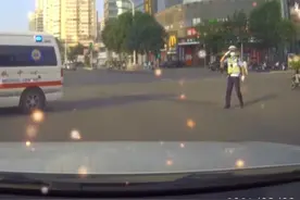 早高峰时天津交警向礼让救护车的车主敬礼，司机：那一刻我快感动哭了图片
