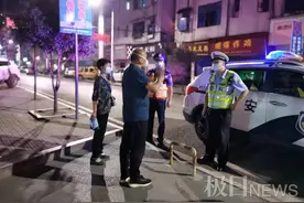 婆婆深夜闯入高速超车道，路政执法人员暖心护送图片