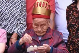 121岁成都最长寿老人：六世同堂后嗣110余人，曾号召子孙捐赠古董图片