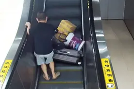 女子连人带行李从电梯上滚落，后方男乘客火速出手…图片