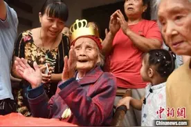 成都“最牛00后”迎来121岁生日图片