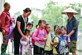 “让每个孩子眼里有光、心有所信”图片
