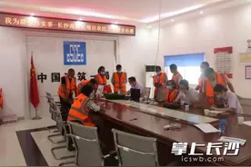 施工现场为农民工办工资卡图片
