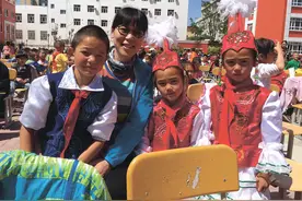 一群新疆孩子的汉族“老师妈妈”图片