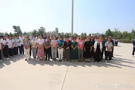 惠民县辛店镇学子绘画、制作贺卡送老师 表达感恩之情图片