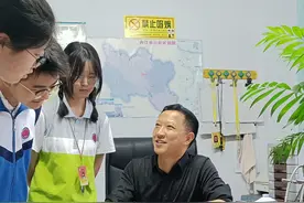 他是同仁和学生们的“大哥”四川隆昌这名教师被赞“定海神针”图片