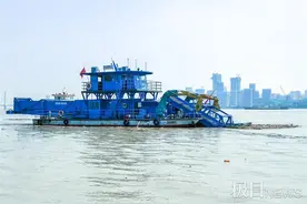 汹涌秋汛，武汉长江清漂有点忙图片