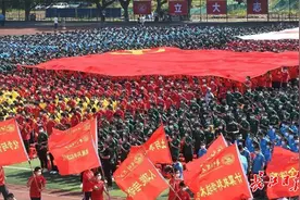华科大“开学第一课”，校长李元元勉励新生“学会爱与被爱”图片