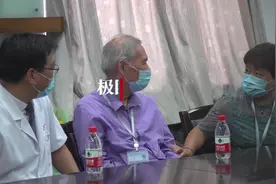 年逾八旬依旧每天骑车上班，人民医学家桂希恩教师节获赠激光教鞭图片