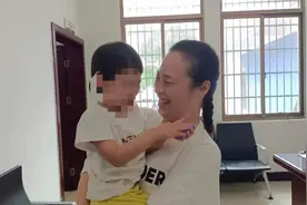 2岁走失女童看到警服有些怕，浏阳女警穿便装逗她玩等奶奶，民警提醒：别拿警察吓孩子图片