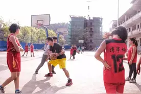 湖南一特岗教师变身“大山教练”，用篮球改变留守女孩人生轨迹图片