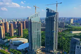 湖南首次！440吨空中连廊“爬”上了百米高空图片