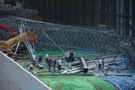 成都一地铁工地发生垮塌已致4死，附近人员：当时听到一声巨响图片