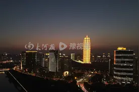 CBD金星伴月，大玉米流光溢彩图片