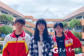 教师节，全班学生给她发了一本证书和一个奖杯图片