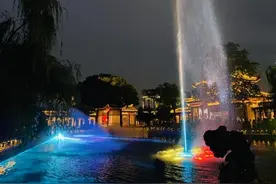 赏大武汉夜景，老师在黄鹤楼过节图片