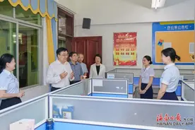 冯飞在海口市滨海九小调研并慰问一线教育工作者图片