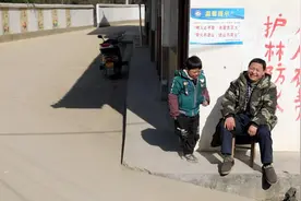 当学校只剩下一个老师和一个学生图片
