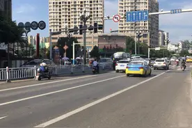电瓶车市区撞坏轿车后扬长而去 被撞车主分享经历：希望道路交通参与者都遵纪守法图片
