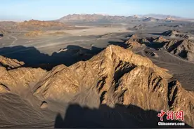青海海西：茫崖黑独山雅丹地貌奇特图片